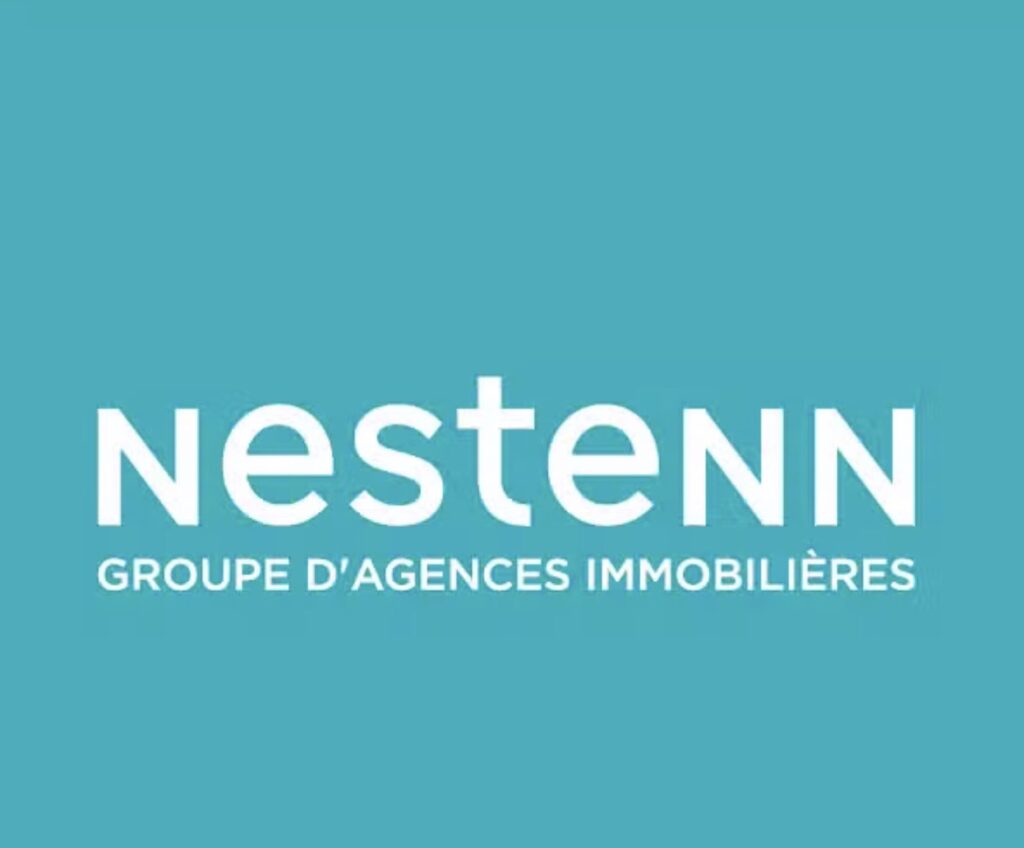 Logo de NesteNN, Groupe d'Agences Immobilières, sur fond bleu sarcelle. Texte blanc en majuscules et minuscules.