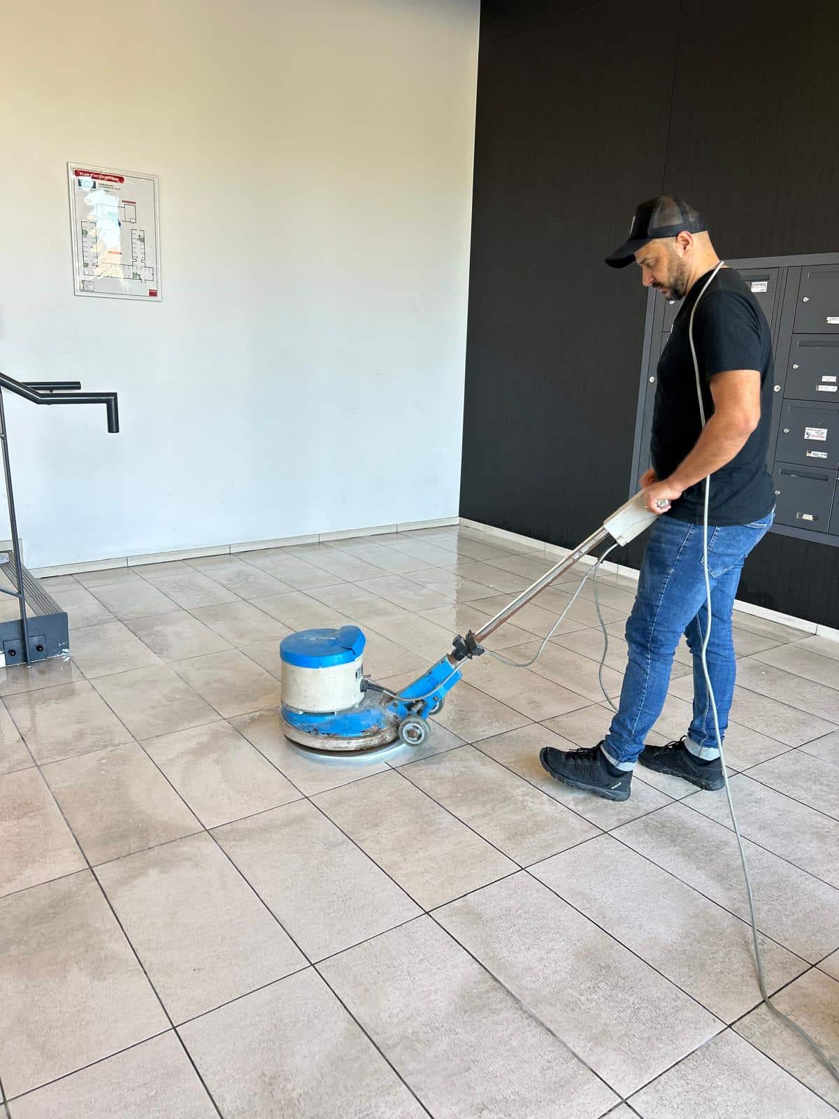 Nettoyage et polissage de sol professionnel avec machine Agent utilisant une polisseuse industrielle pour le nettoyage professionnel d'un sol en carrelage clair.